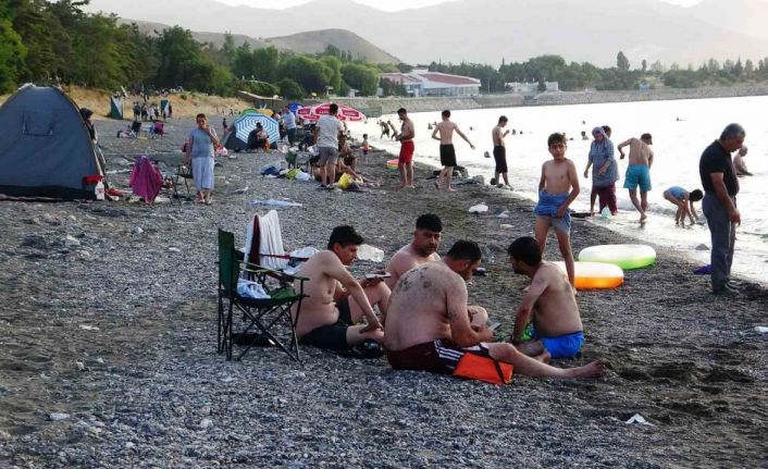 Sıcaktan bunalan vatandaşlar Van Gölü’ne akın etti