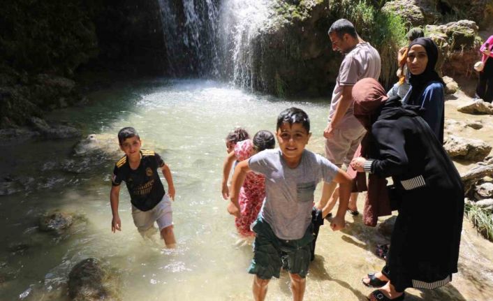 Sıcaktan kaçan şelalede serinledi