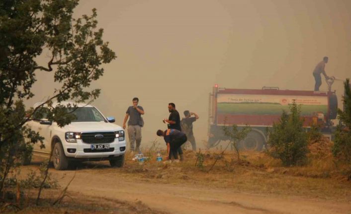 Şiddetli rüzgar alevleri yerleşim yerine yaklaştırmaya devam ediyor
