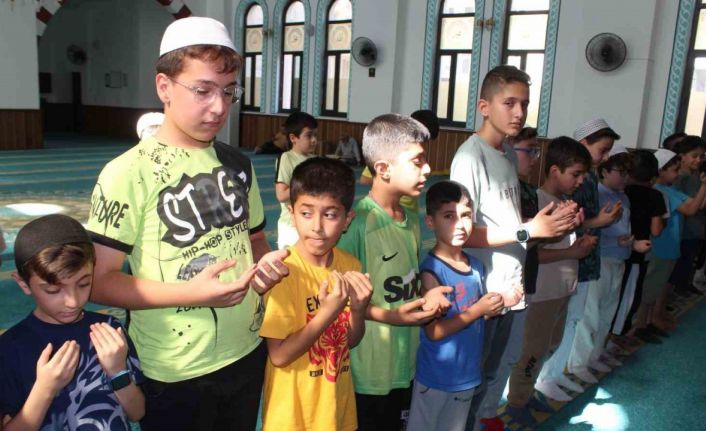 Siirt’te çocuklar hem Kur’an öğreniyor hem eğleniyor