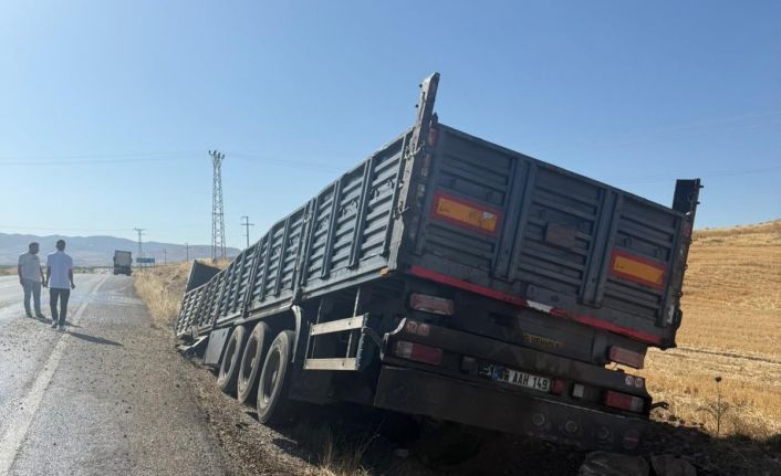 Siirt’te tır kasası yol kenarına savruldu
