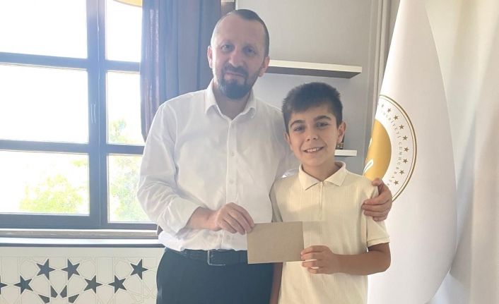 Simav Müftüsü Hasan Serçe, başarılı sporcuyu ödüllendirdi