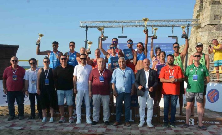 Sinop’ta plaj voleybolu turnuvası sona erdi