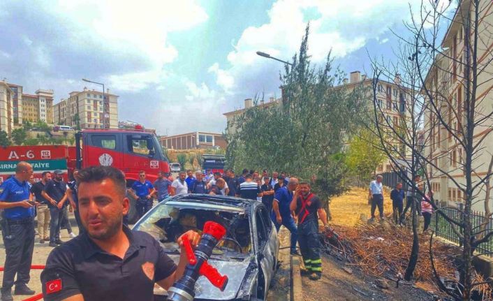 Şırnak’ta park halindeki araç alev topuna döndü, facianın eşiğinden dönüldü