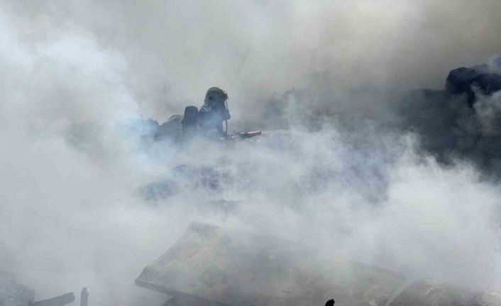 Sivas’ta atık malzemeler alev aldı, dumanı gökyüzünü kapladı