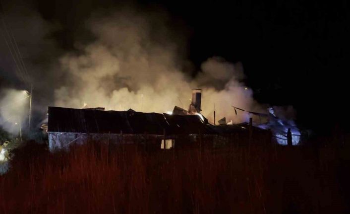 Sivas’ta çıkan yangında alevler geceyi aydınlattı