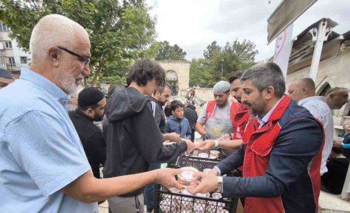 Sivas’ta cuma namazı çıkışı aşure ikramı