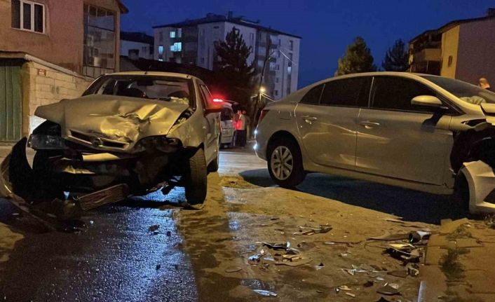 Sivas’ta iki otomobil çarpıştı: 6 kişi yaralandı