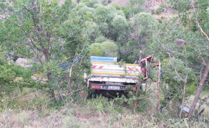 Sivas’ta kamyonet şarampole uçtu: 3 kişi yaralandı