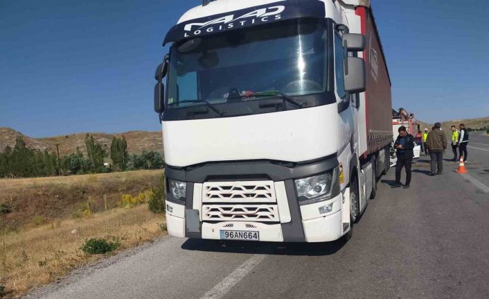 Sivas’ta otomobil tıra çarptı: 1 çocuk öldü, 5 kişi yaralandı