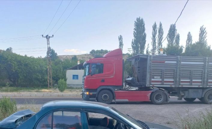 Sivas’ta tır ile otomobil çarpıştı: 2 yaralı