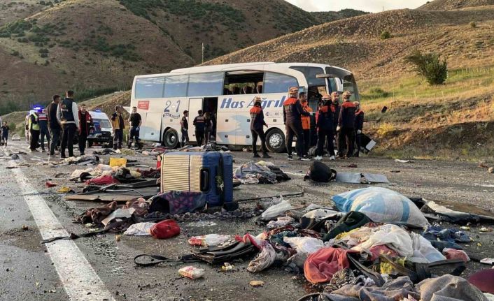 Sivas’ta yolcu otobüsü devrildi: 3 ölü, 24 yaralı