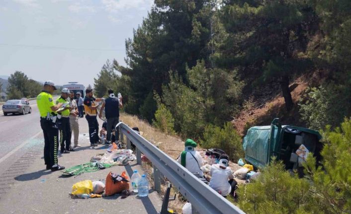 Sivas’ta yoldan çıkan minibüs takla attı: 13 yaralı