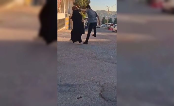 Sokak ortasında eşini darbetti, o anlar kameraya yansıdı