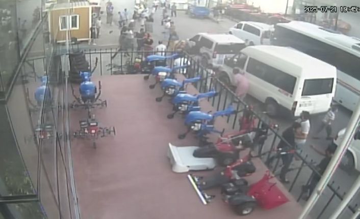 Sokak savaş alanına döndü: Sopa, taş ve kovalar havada uçuştu