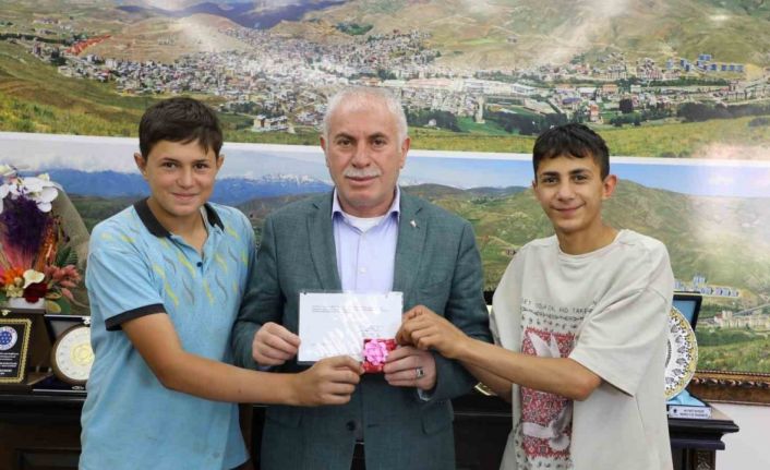 Şölen balonunu bulan gençlere ilk ikramiyeler teslim edildi