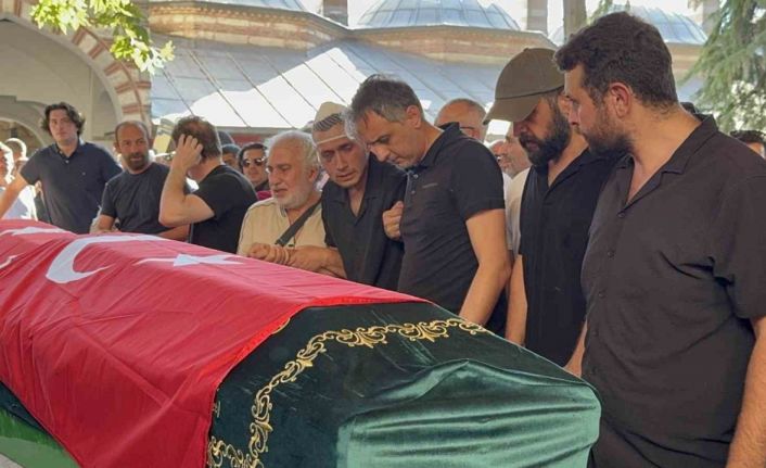 Son yolculuğuna evladıyla yan yana uğurlandı
