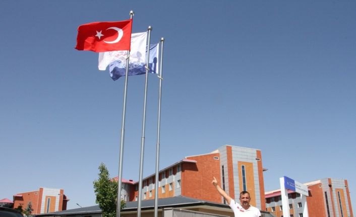 Spor tesislerindeki bayraklar yenilendi