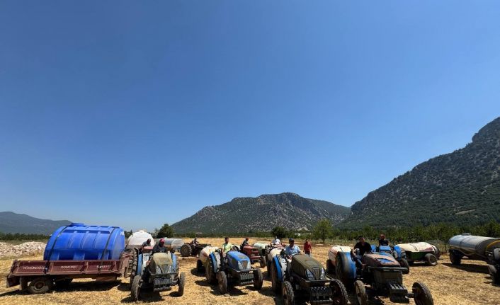 Sulama suyu verilmeyen köylüler tankerlerle meyve bahçelerine su taşıyor