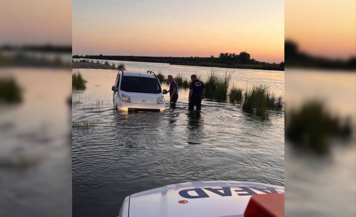 Suların yükseldiğini fark etmeyince ırmakta mahsur kaldılar