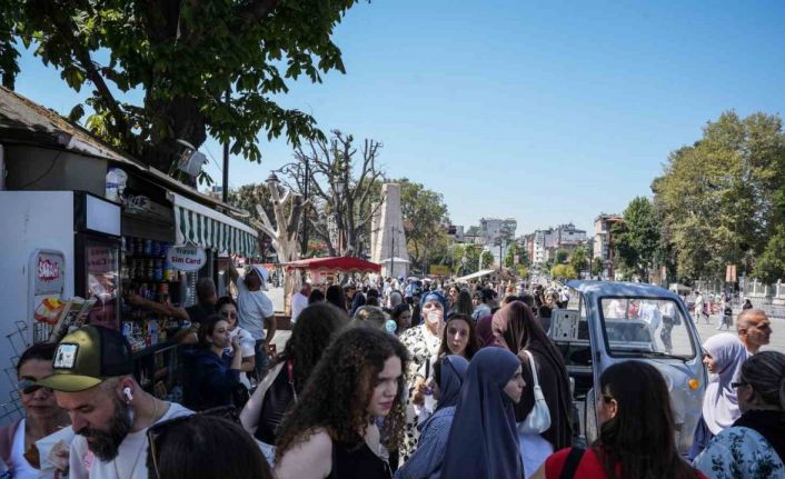 Sultanahmet’te sıcak hava etkisi: Herkesin elinde su şişesi dikkat çekiyor