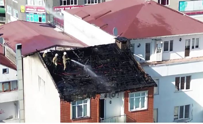 Sultanbeyli’de 5 katlı binanın çatısında yangın
