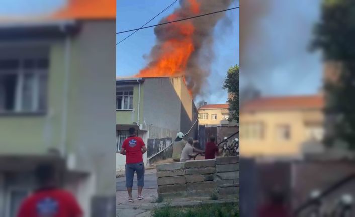 Sultanbeyli’de iki katlı binanın çatısı alevlere teslim oldu