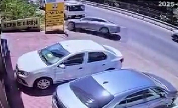 Sultanbeyli’de kontrolden çıkan otomobil ağaçlık alana uçtu