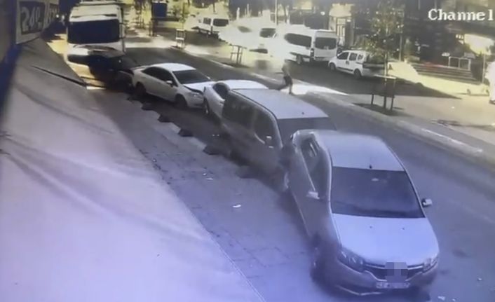 Sultanbeyli’de yokuş aşağı kayan tır, park halindeki 5 araca çarptı