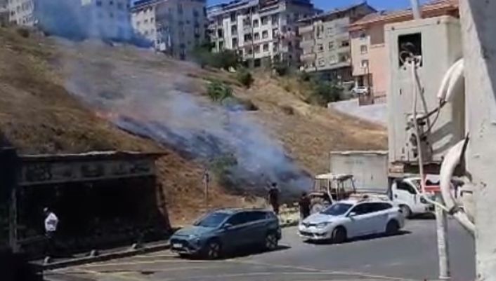 Sultangazi’de boş arazide çıkan yangın paniğe neden oldu