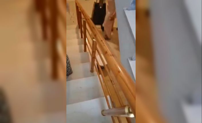 Sultangazi’de iki kadının "ortak alan" tartışması kamerada: Pazar arabasını dışarıya attı