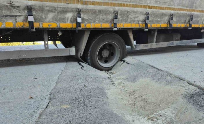 Sultangazi’de İSKİ’nin döktüğü asfalt çöktü: Malzeme yüklü kamyonet çukura düştü