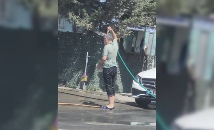 Sultangazi’de sıcaktan bunaldı: Hortumla hem kendini hem de aracını yıkadı