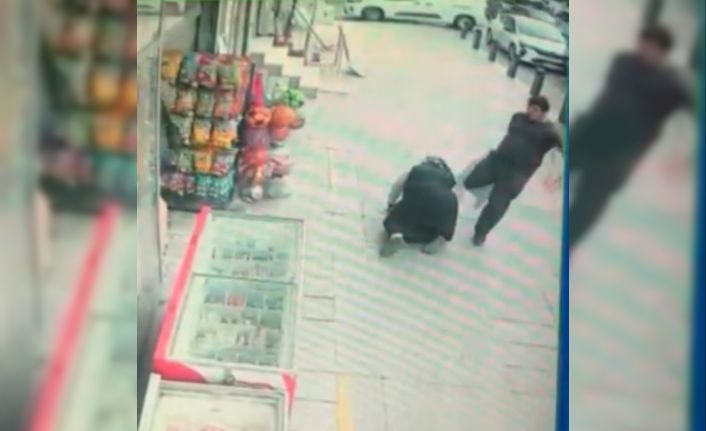 Sultangazi’de zihinsel engelli şahıs sokak ortasında annesine saldırdı