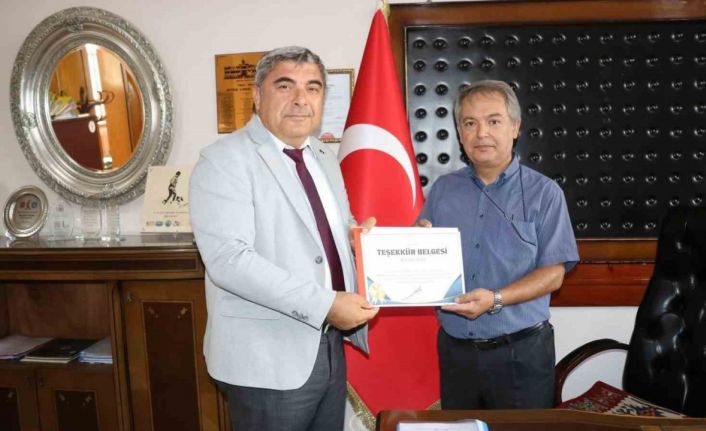 Sünnetci’den YKS şampiyonlarının çıktığı okullara ziyaret