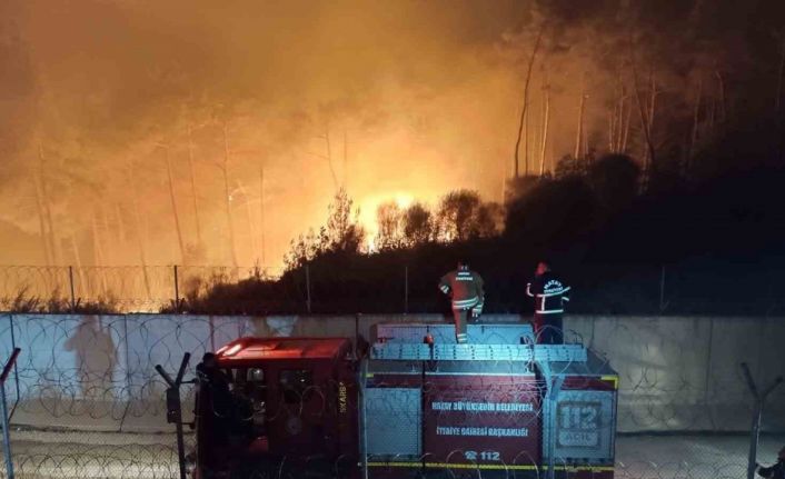 Suriye sınırında alevlerle mücadele gece karanlığında devam ediyor