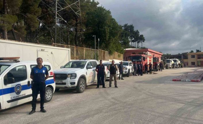 Suriye’de 11 gün süren alevleri kontrol altına alan ekipler konvoyla sirenler eşliğinde Hatay’a döndüler