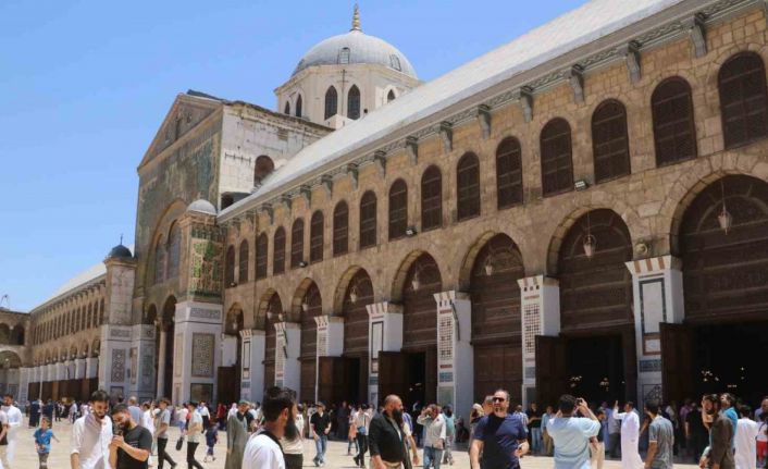 Suriyeliler Cuma namazını kılmak üzere tarihi Emevi Camii’ne akın etti