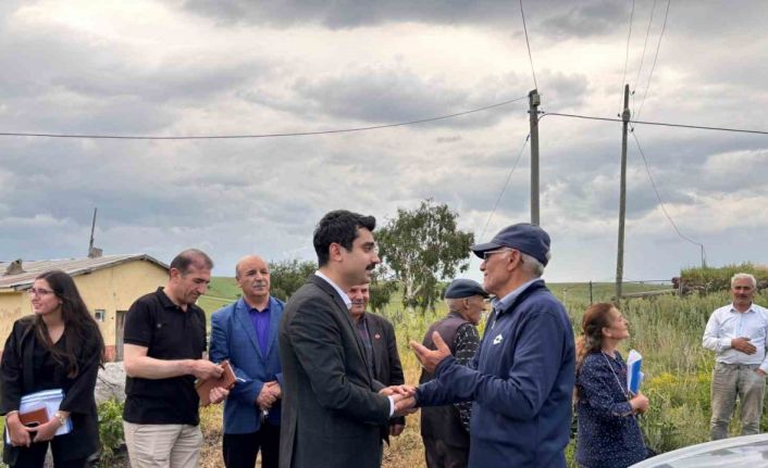 Susuz Kaymakamı Tutal, makamda oturmuyor