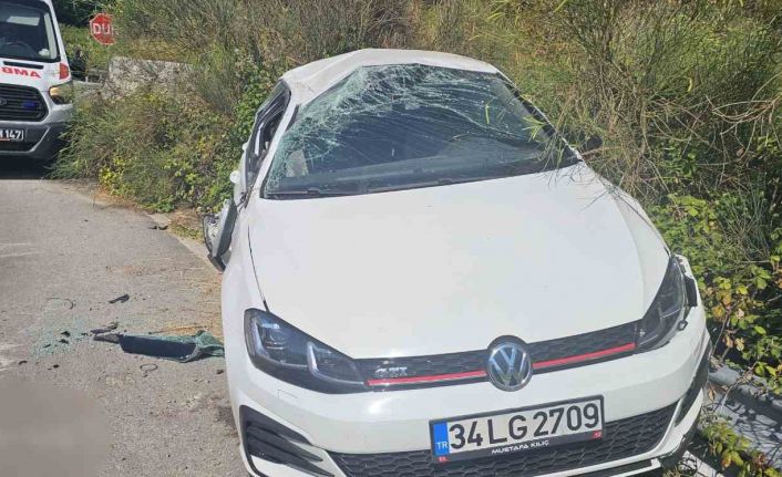 Taklalar atan otomobil uçuruma yuvarlanmaktan son anda kurtuldu: 5 yaralı