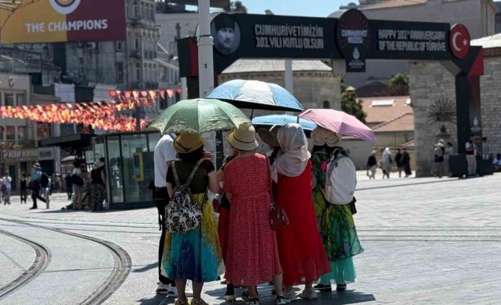 Taksim’de sıcak hava bunalttı; kimisi şemsiyle gezdi, kimisi gölgelik alanda dinledi
