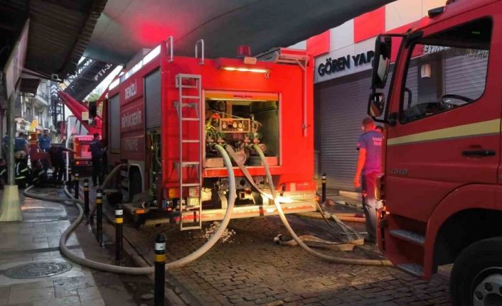 Tarihi Demirciler Çarşısında çıkan yangın paniğe neden oldu