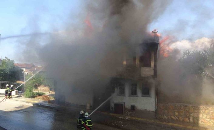 Tarihi külliyenin yanındaki metruk binada çıkan yangın korkuttu