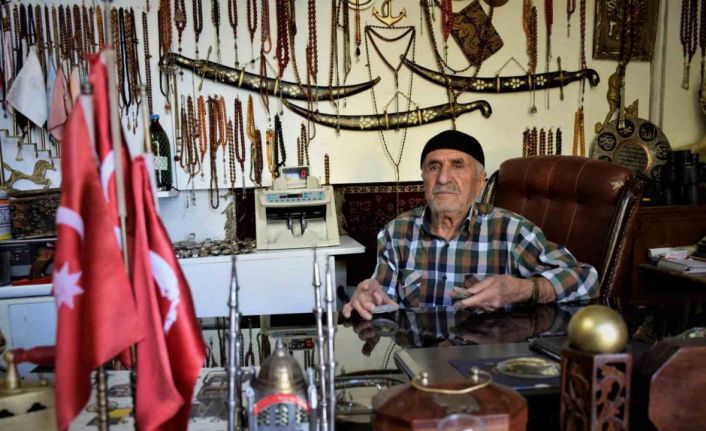 Tarihin içerisinden gelen ‘Eskici Yaşar’ın antikaları gibi hayatı da dikkat çekiyor