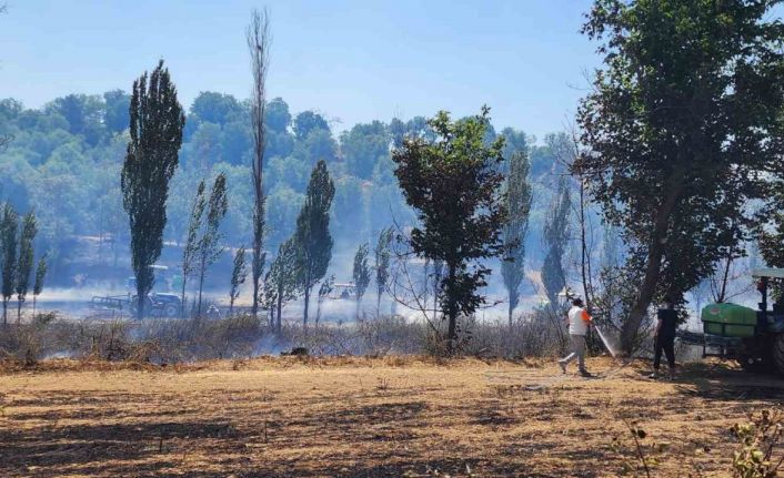 Tarım arazisinde çıkan yangın itfaiye ve çiftçilerin yoğun çabası sonucu söndürüldü
