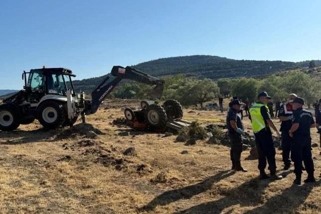 Tarlada devrilen traktörün altında kalan çift hayatını kaybetti