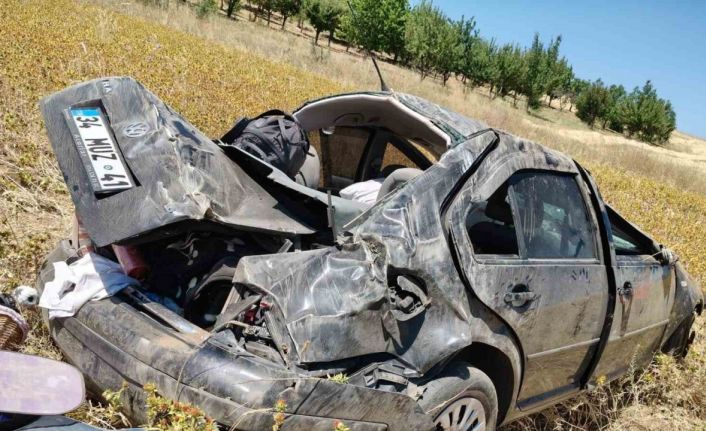 Tarlaya devrilen otomobildeki 3 kişi yaralandı