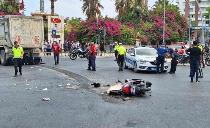 Tarsus’ta kamyon ile motosiklet çarpıştı: 1 ölü, 1 yaralı