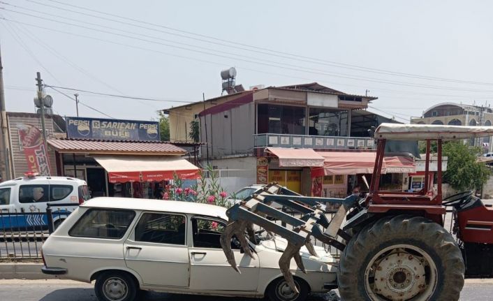Tarsus’ta otomobil traktöre arkadan çarptı: 2 yaralı