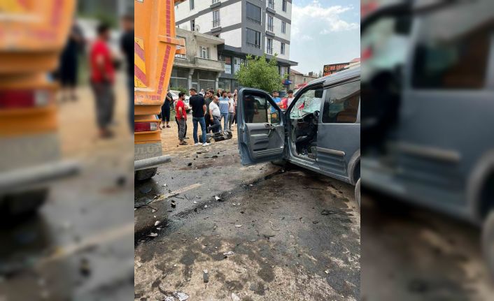 Tatvan’da tır ile kamyonet çarpıştı: 2 yaralı
